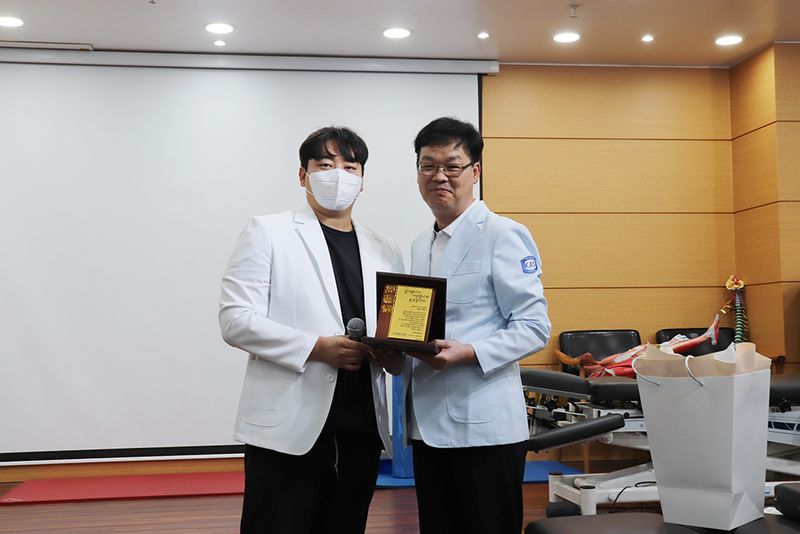 10기 감사패 증정1000.jpg